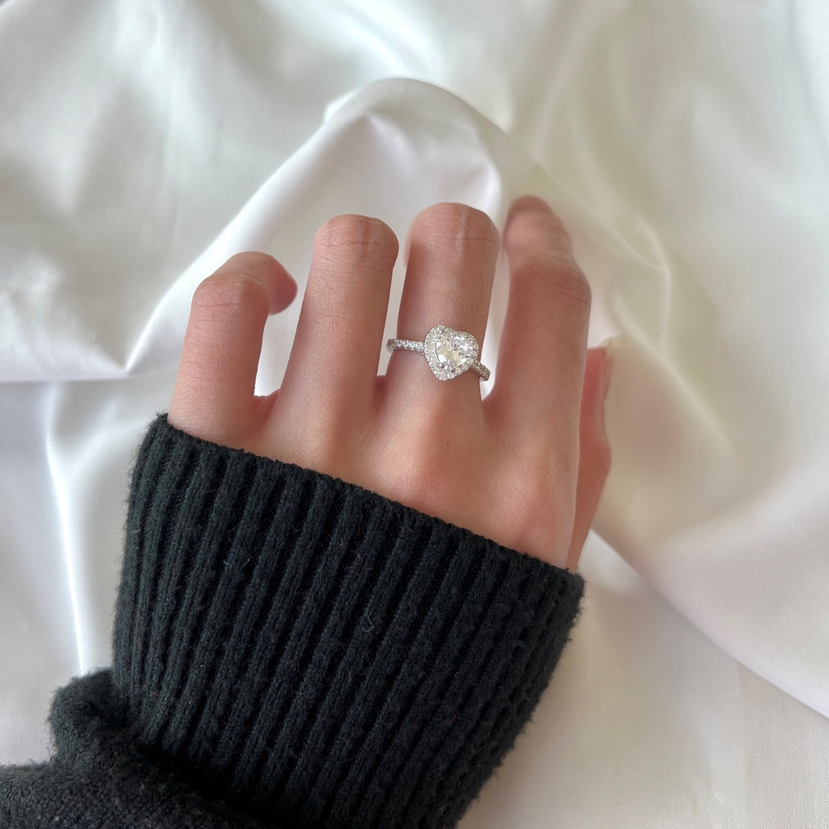 [Clover Jewelry]Eternity Splashy Romantic Heart Shape Lover Ring