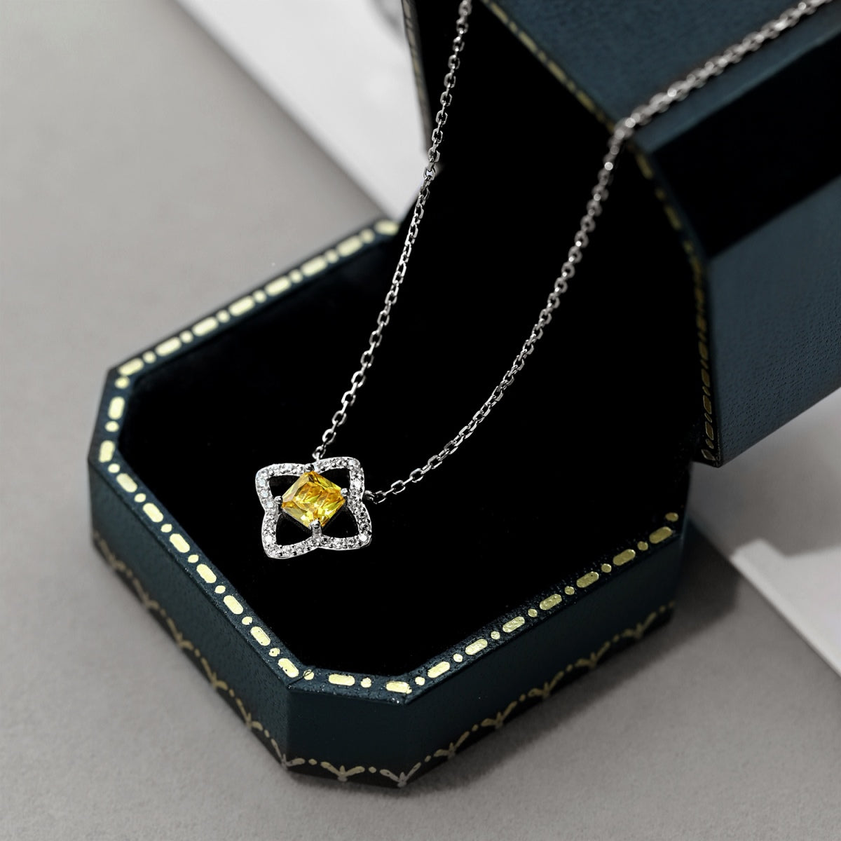 [Clover Jewelry]Exquisite Flower Shape Princess Cut Necklace