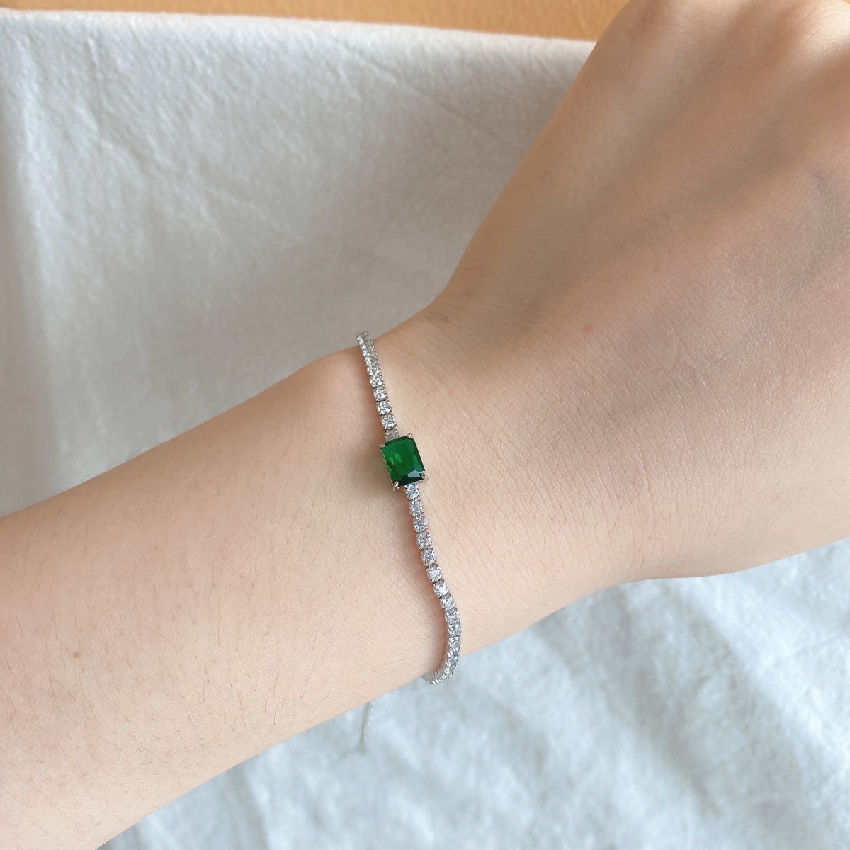 [Clover Jewelry]1.0 Carat Unique Emerald Cut Banquet Bracelet