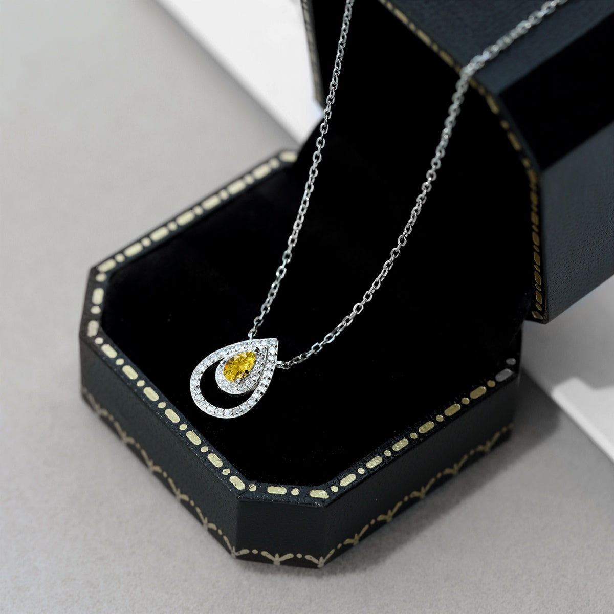 [Clover Jewelry]Sparkling Pear Cut Necklace