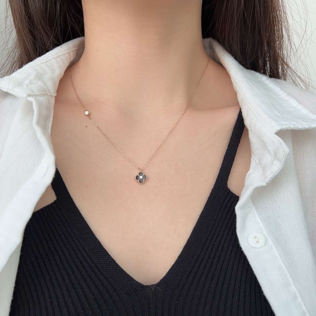 [Clover Jewelry]Delicate Flower Shape Necklace