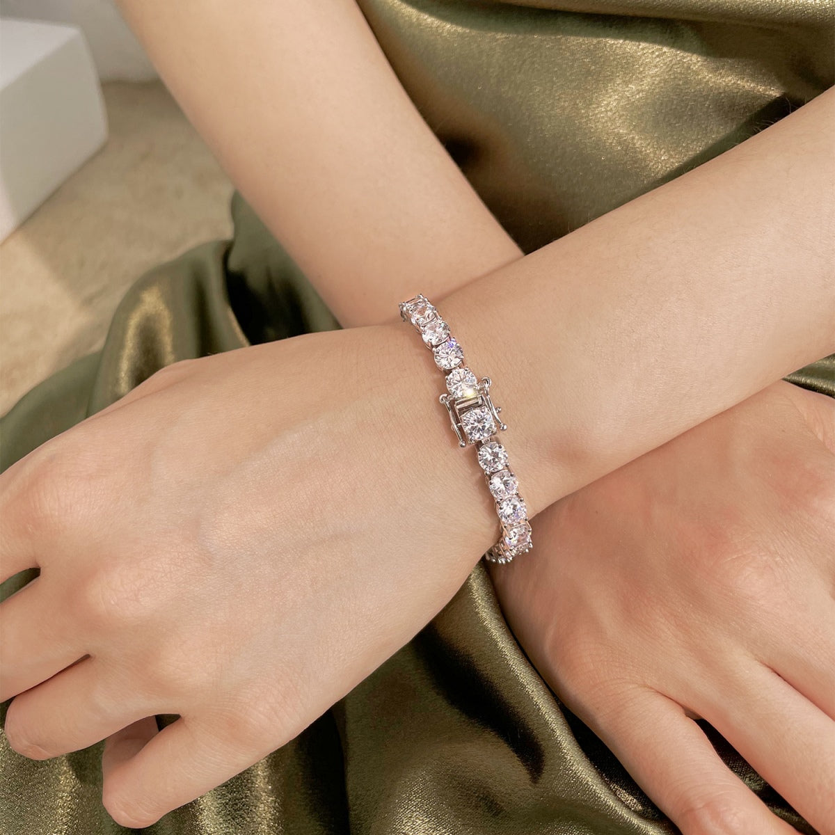 [Clover Jewelry]0.75 Carat Dazzling Round Cut Wedding Bracelet