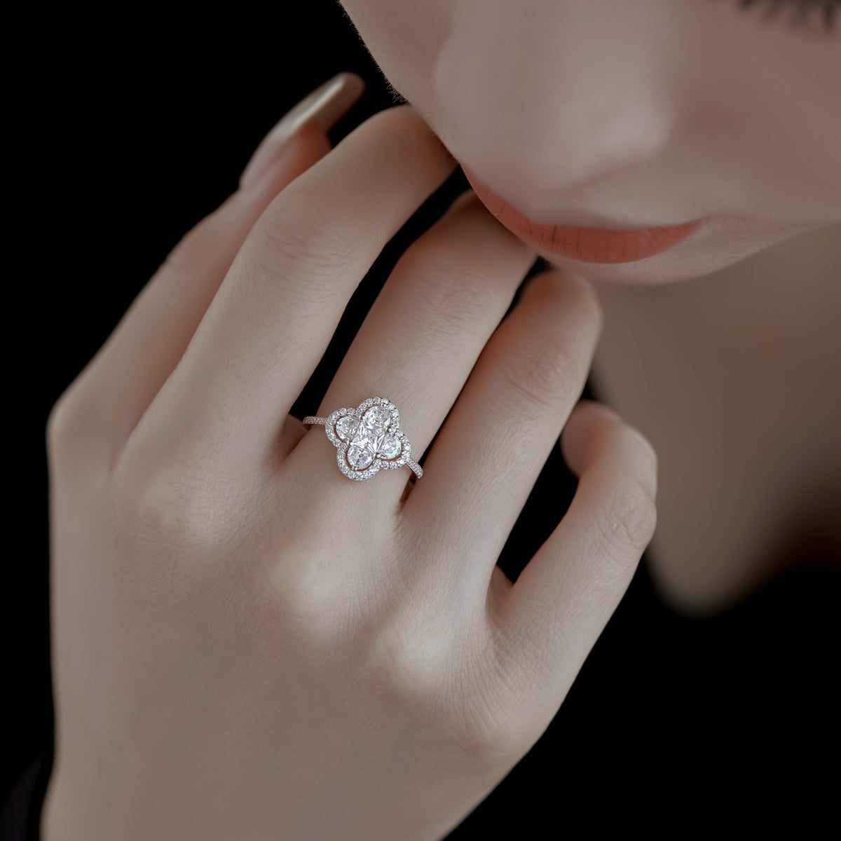 [Clover Jewelry]Luxurious Eternity Flower Shape Banquet Ring