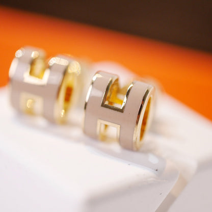 [Clover Jewelry]MINI POP H GOLD EARRINGS GREY