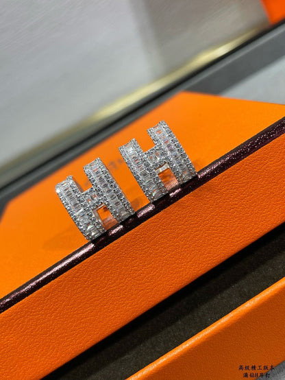 [Clover Jewelry]H STUD EARRINGS WITH SILVER DIAMONDS